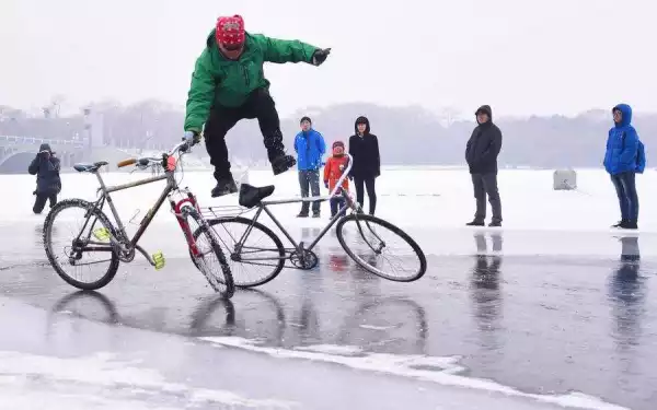 55-Year-Old Man Performs Bicycle Stunts On A Frozen Lake. Photos